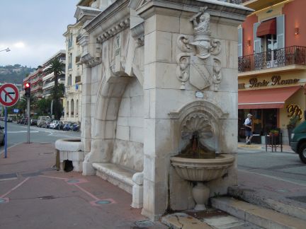 La fontana di Menton oggi